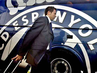 Tamudo se dispone a subir al autobús del Espanyol tras el aterrizaje en Glasgow.