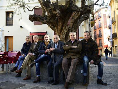 Los poetas Antonio Cabrera, Guillermo Carnero, Vicente Gallego, Francisco Brines, Jaime SIles y Carlos Marzal, en una plaza de Valencia.