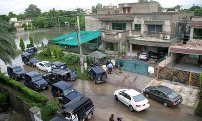 Policías paquistaníes desplegados a las puertas de la residencia de un ciudadano estadounidense en Lahore (Pakistán), después de que varios hombres asaltaran su residencia para secuestrarlo.