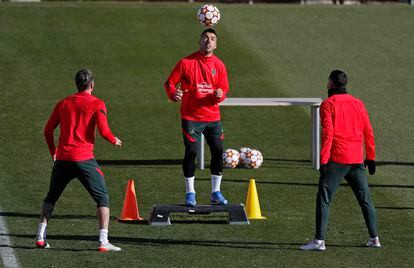 Luis Suárez controla el balón de cabeza ante la mirada de Rodrigo de Paul y Correa en el último entrenamiento del Atlético previo al partido de este martes con el Oporto.