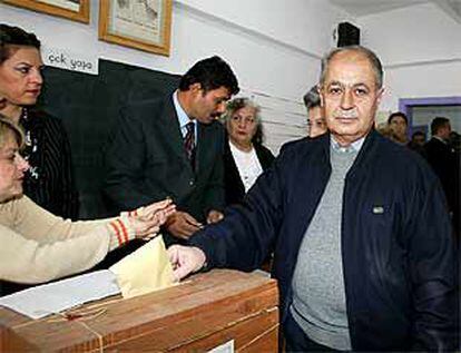 El presidente turco, Ahmet Necdet Sezer, deposita su voto en Ankara.