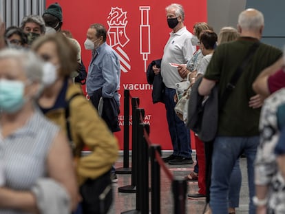 Un grupo de residentes en Valencia se dispone a recibir una segunda dosis de la vacuna contra el coronavirus el pasado martes en la Ciudad de las Artes y las Ciencias.