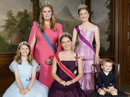 En la fila de abajo, la princesa Estela de Suecia, Ingrid de Noruega y el príncipe Carlos de Luxemburgo.  En la de arriba, Amalia de los Países Bajos e Isabel de Bélgica, ambas princesas herederas, en una cena de gala en Oslo por el cumpleaños de la princesa Ingrid en 2022.