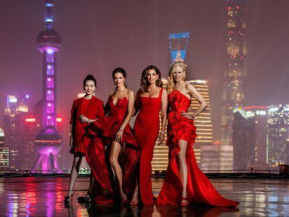 Liu Shishi, Alessandra Ambrosio, Cindy Crawford y Nicole Kidman, ante el 'skyline' de Shanghái.