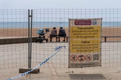 Cartel en las vallas que durante más de un año avisaron del cierre de la playa de Sant Adrià, sin alusión explícita a la contaminación.