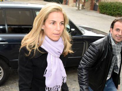 La ex tenista Arantxa S&aacute;nchez Vicario y Josep Santacana en el entierro de Emilio S&aacute;nchez en Barcelona en 2016.