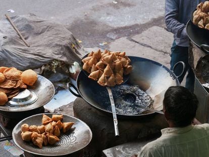 Un vendedor de samosas, uno de los platos más famosos de India, aguarda junto a su puesto de comida callejera en Mumbai. India, que es el tercer país con más contagios hoy por covid-19, aún mantiene el confinamiento.