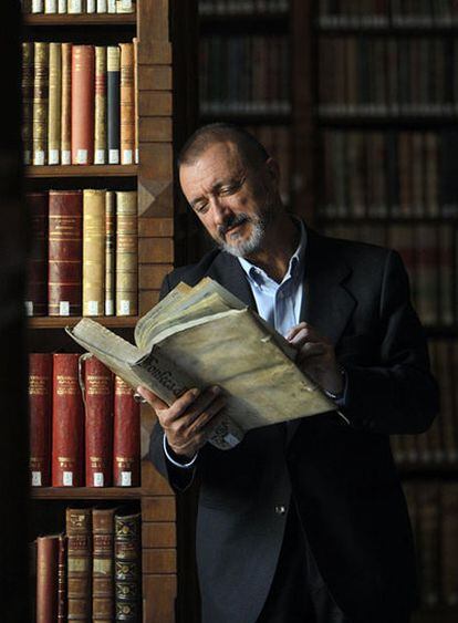 Arturo Pérez-Reverte en la biblioteca de la Real Academia Española.
