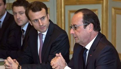 El presidente franc&eacute;s Francois Hollande (derecha) junto al ministro de Econom&iacute;a, Emmanuel Macron.