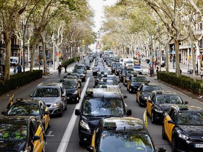 Taxistas de la asociación barcelonesa Élite Taxi protestan por la sanción de la autoridad de la competencia.