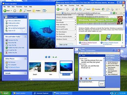 WINDOWS XP. Ojo a los piratas.  El 25 de octubre de 2001, sale al mercado Windows XP. Cada vez preocupan más los virus y los ataques de los piratas informáticos. Comienza la posibilidad de instalarse actualizaciones 'on line'.  El sistema operativo incorpora un asistente para configuración de red y, aupado por la fiebre del multimedia, trae de serie el Reproductor de Windows Media, Windows Movie Maker y varias funciones optimizadas para fotografía digital.  Windows XP está compilado a partir de nada menos que 45 millones de líneas de código.