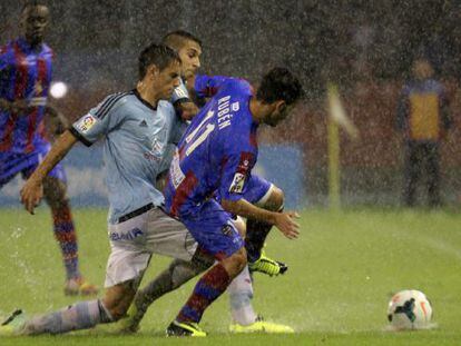 Toni Rodr&iacute;guez lucha un bal&oacute;n con Rub&eacute;n Gac&iacute;a.