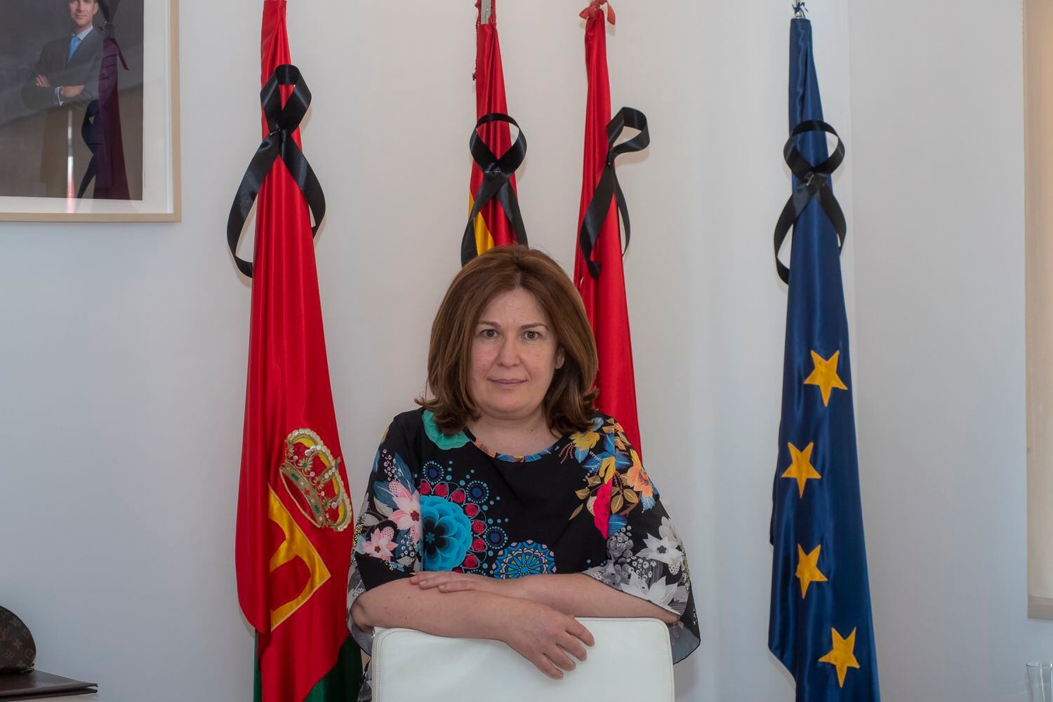 La alcaldesa de Alcorcón, Natalia de Andrés, en su despacho delante de las banderas con crespones negros