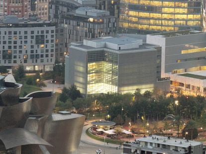 Dos premios Pritzker en Bilbao: Museo Guggenheim (de Frank Gehry) y Biblioteca de la Universidad de Deusto (de Rafael Moneo).