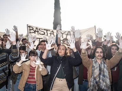 Rodaje de un capítulo de 'Cuéntame' sobre la manifestación en la Universidad Complutense tras la muerte del profesor Tomás y Valiente.