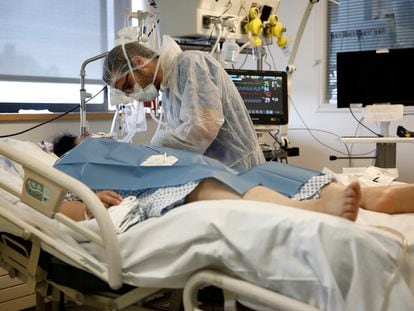 Un paciente de coronavirus es tratado en una unidad de cuidados intensivos en un hospital de París.
