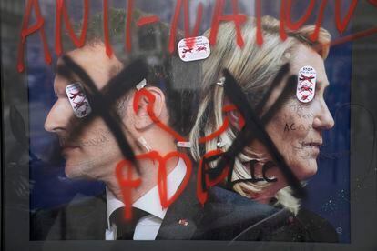 Pintadas sobre la imagen de Macron y Le Pen tras una manifestación en París, el 18 de abril.
