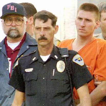 Timothy McVeigh (derecha), escoltado por la policía tras su detención, el 2 de mayo de 1995.