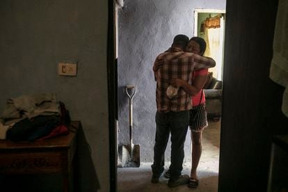 Sergio Martínez, hermano de Jorge Luis Martínez, uno de los 10 mineros atrapados en el derrumbe de un pozo de carbón en Coahuila, abraza a su esposa, Victoria Guajardo, en casa de Jorge Luis.