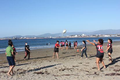 A group of children play in the bay, an afternoon in which there is no high pollution.  Among them are Vicente Pizarro, 11, and his father Manuel, an activist for children in the area, who coordinates the activity.
