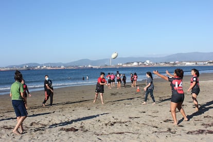 Un grupo de niños juega en la bahía, una tarde en la que no hay alta contaminación. Entre ellos hay Vicente Pizarro, de 11 años, y su padre Manuel, activista por la infancia en la zona, quien coordina la actividad.