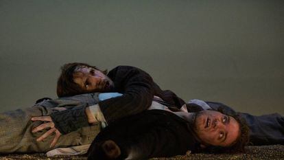 Los protagonistas de 'Esperant Godot', Nao Albet y Pol López, en una escena de la obra.