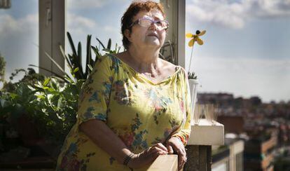 Antonia Arajol, en su piso de Cornella del Llobregat, en lista de espera desde febrero de 2013 para una operacion de córnea.