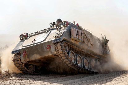 Un vehículo de infantería israelí en la frontera con la franja de Gaza, al sur de Israel. 
