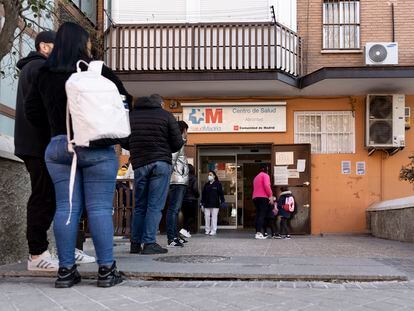 Un grupo de personas esperan en una fila en el Centro de Salud Abrantes, a 13 de enero de 2022, en Madrid.
