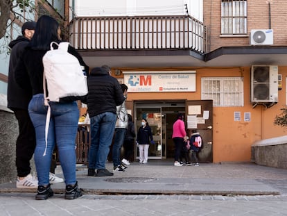 Un grupo de personas esperan en una fila en el Centro de Salud Abrantes, a 13 de enero de 2022, en Madrid.