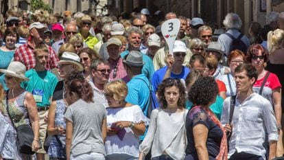 Turistas en las inmediaciones de la Catedral de Barcelona.