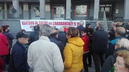 Concentración de la Coordinadora de Asociaciones de Vecinos de Carabanchel, el pasado martes. 