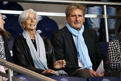 La directora gerente del FMI, Christine Lagarde, junto al abogado Xavier Giocanti en el partido que enfrentó al Paris St Germain y al Olympique Marseille en el estadio Parc des Princes en Paris.