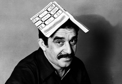 Gabriel García Márquez, retratado por Colita en 1969 con un ejemplar de 'Cien años de soledad'.