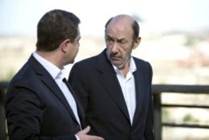 El secretario general del PSOE, Alfredo Pérez Rubalcaba (d), y el responsable del PSOE en Castilla-La Mancha, Emiliano García-Page, poco antes de participar hoy en un acto con pensionistas con el que el PSOE abre una campaña en defensa del sistema público de pensiones.