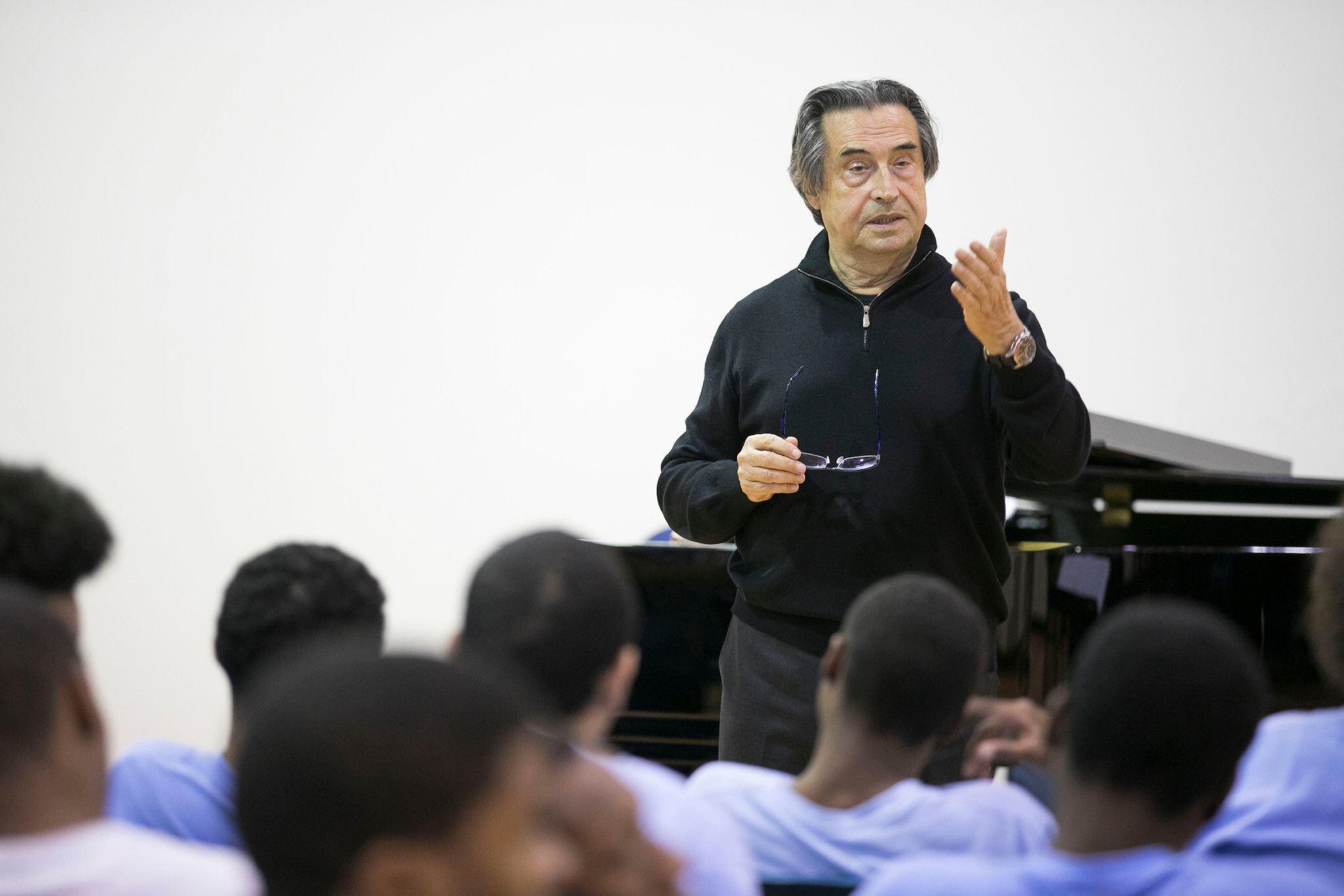 Riccardo Muti habla para los presos juveniles del Illinois Department of Juvenile Justice de Chicago, en 2016.