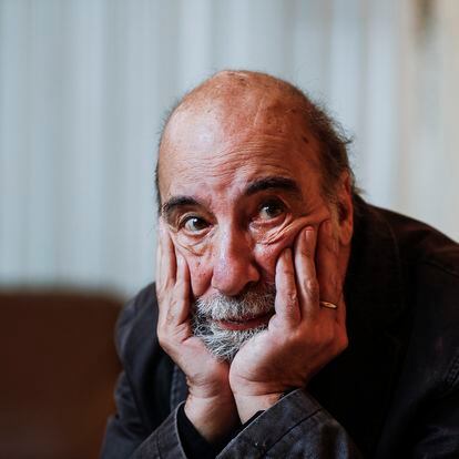 El poeta chileno Raúl Zurita, retratado en Madrid en 2020.
