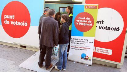 Punt de votació a la plaça de Catalunya per la consulta sobre la Diagonal, celebrada el 2010.