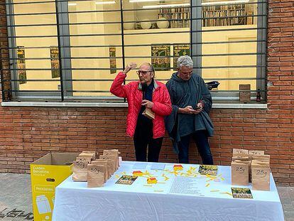 El artista Antoni Miralda y Gustavo Duch, de Sobirania Alimentaria, ayer en Barcelona.