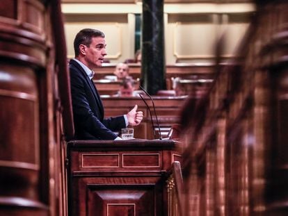 El presidente del Gobierno, Pedro Sánchez, en la tribuna del Congreso este jueves.