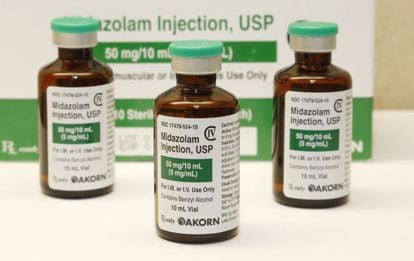 Botes del sedante midazolam en la farmacia de un hospital de Oklahoma. l