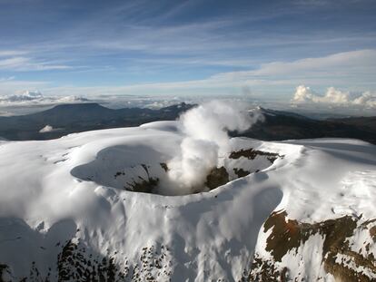 Fotografía del cráter del volcán Nevado del Ruiz.