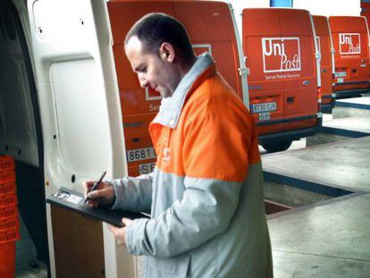 Un trabajador de Unipost.