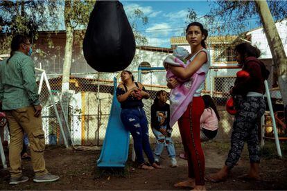 La crisis del coronavirus también ha obligado a reducir el aforo disponible en los campamentos de refugiados. Para aliviar la falta de recursos, la UE redirigió 1,6 millones de euros a ACNUR, para crear programas de concienciación y enseñar técnicas de prevención contra el virus, además de implementar medidas sanitarias y de higiene para proteger a los residentes y al personal.