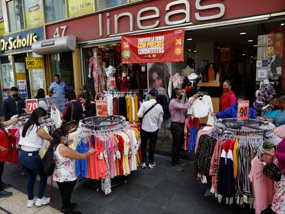 Compradores buscan ropa en una tienda en la calle peatonal Madero, en Ciudad de México.