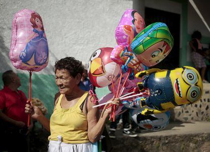 Una vendedora de globos durante las fiestas de San Silvestre en Catarina, Nicaragua.