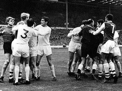 Tangana entre jugadores del Leeds y el Arsenal en la final de Copa de la Liga de 1968