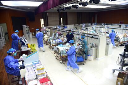Sanitarios chinos atienden a pacientes de covid-19 en una UCI de un hospital de Cangzhou, en la provincia china de Hebei.