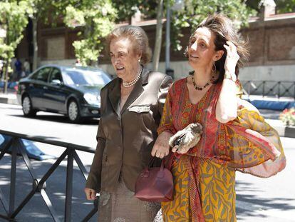 Teresa Rivero y una de sus hijas, camino de la boda de su nieta María Ruiz Mateos Fernández Durán en Madrid en mayo de este año.
