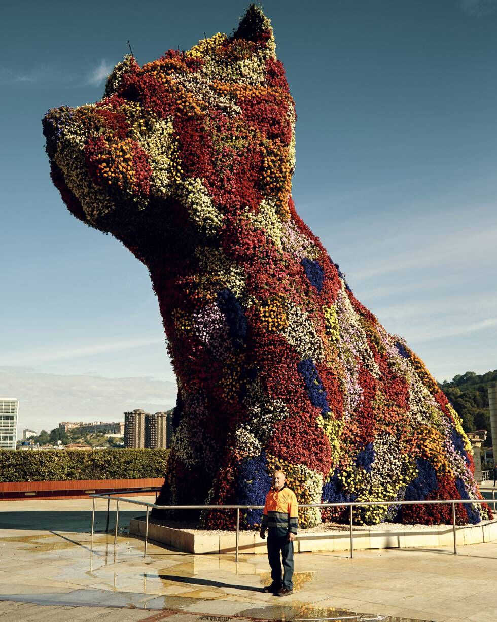 El manto floral que recubre la gigantesca estatua del artista Jeff Koons se cambia dos veces al año.